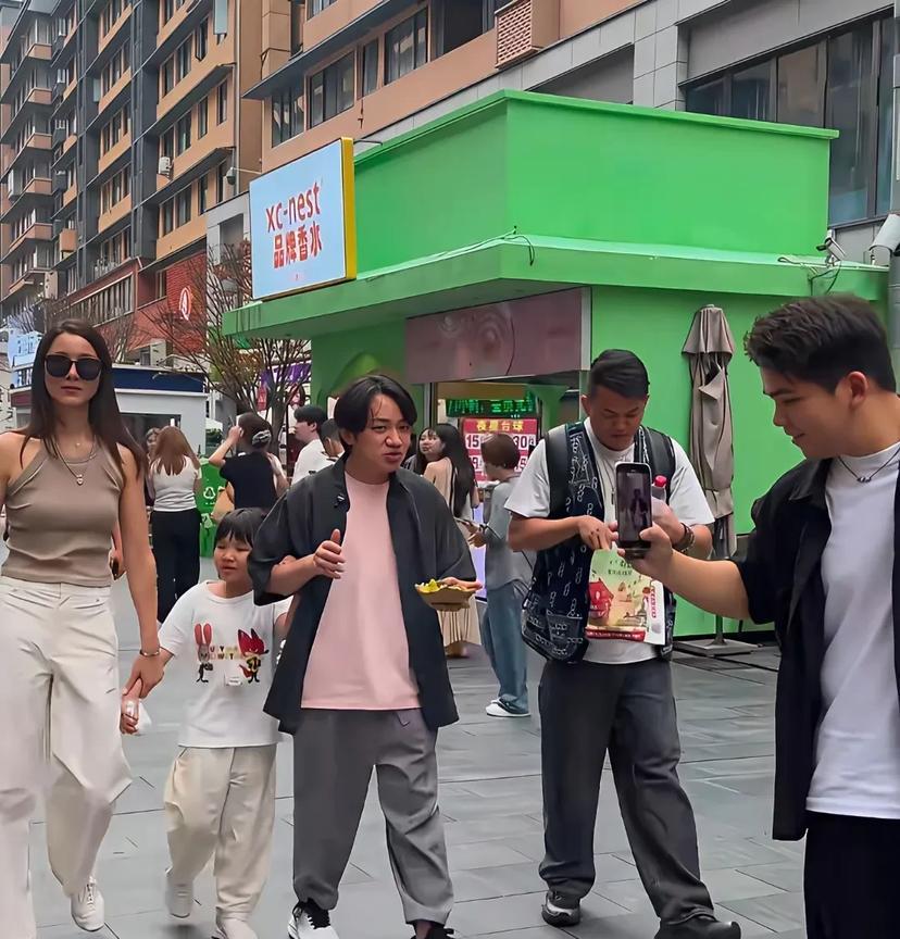 可惜了李亚男的基因了，王祖蓝带着妻子女儿在贵州游玩，这女儿长得太像王祖蓝了，一点