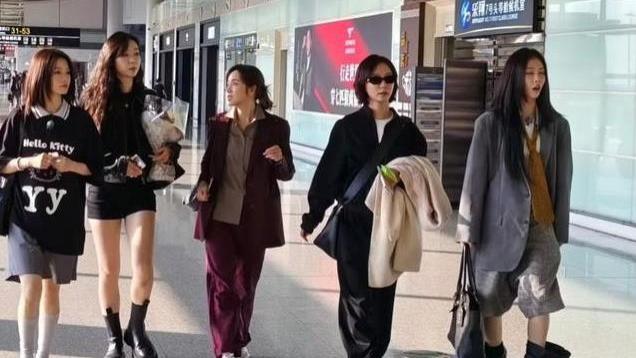 浪姐最新上班照！61岁叶童罕见穿裙子，让人眼前一亮，真少女啊