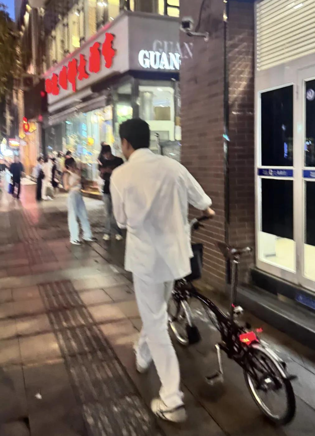 明道定居上海 45岁状态佳 街头自在买美食