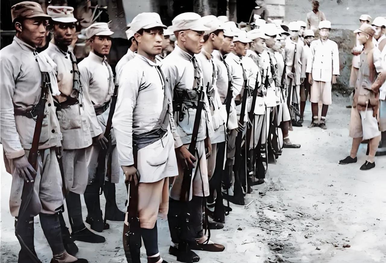 1942年，照片上这支队伍应该是中国共产党领导下的八路军，可是士兵们只打绑腿、戴