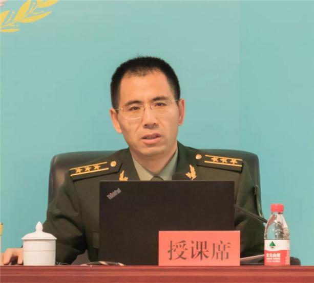 “泪目！”内蒙古一光棍收养两个月大男婴，含辛茹苦把他养大。40年后，男孩当上了武