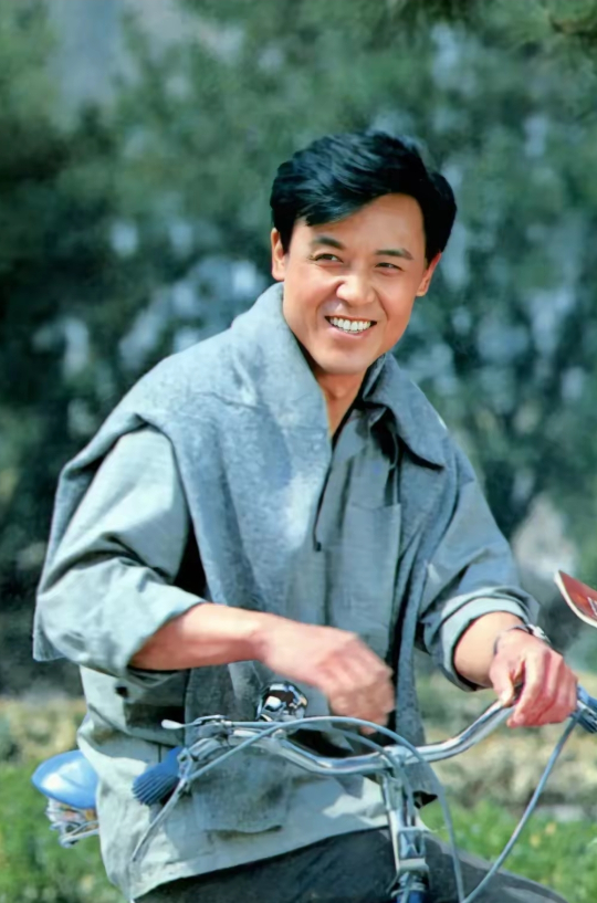 估计达式常到现在都不知道，1982年在哈尔滨走穴演出那次，因为节目单上他的名字排