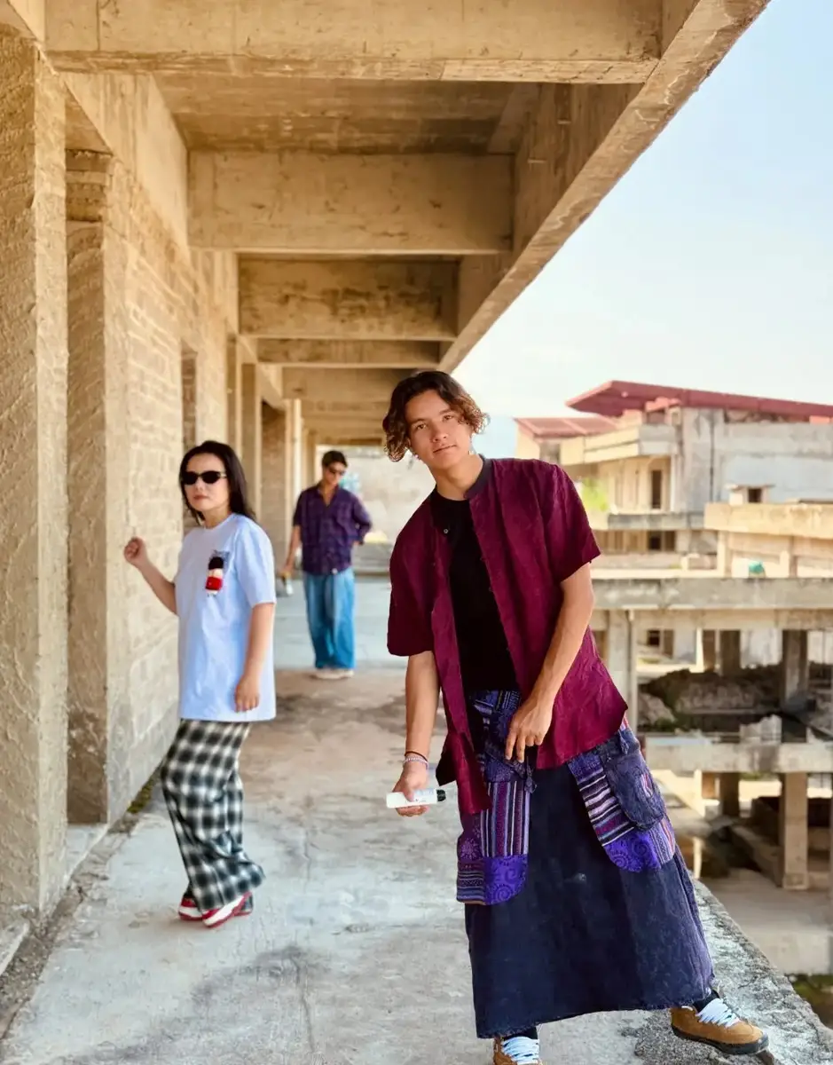 龚琳娜晒母子旅游合照 18岁儿子雅酷少年感满满
