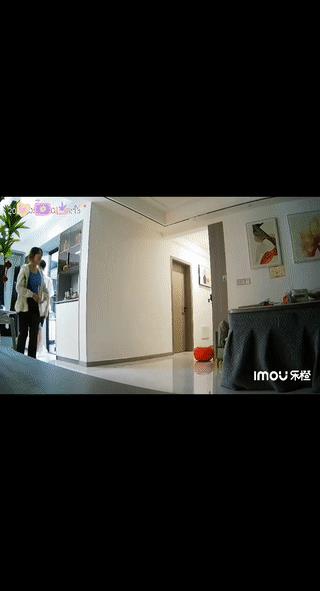 网友家里的监控摄像头意外拍下儿子偷偷带着女同学一起回家做客。
这个女孩看起来很漂