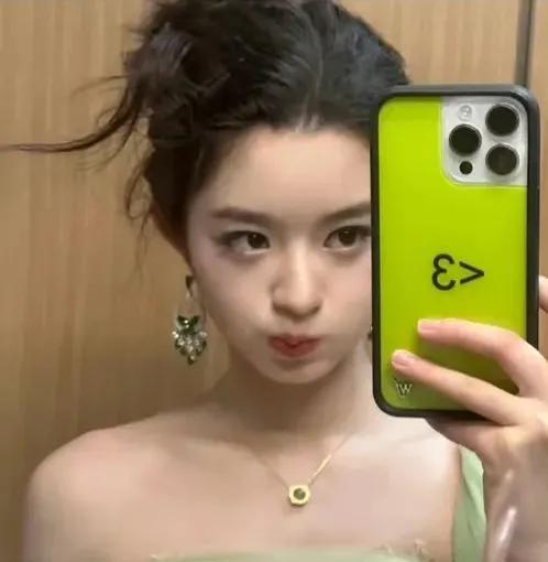 没想到，黄杨事件中，也有人嗅到了商机。
这对耳环马上成为义乌商品街的爆款了，19