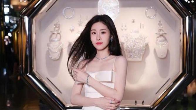张碧晨父债60万未婚生女，曾为华晨宇倾心，真相曝光！