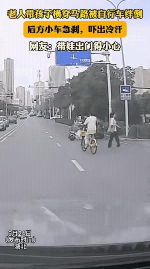 违法在前，责任如何划分？
这个视频，是发生在马路上的一起普通的车祸。从车祸的整个