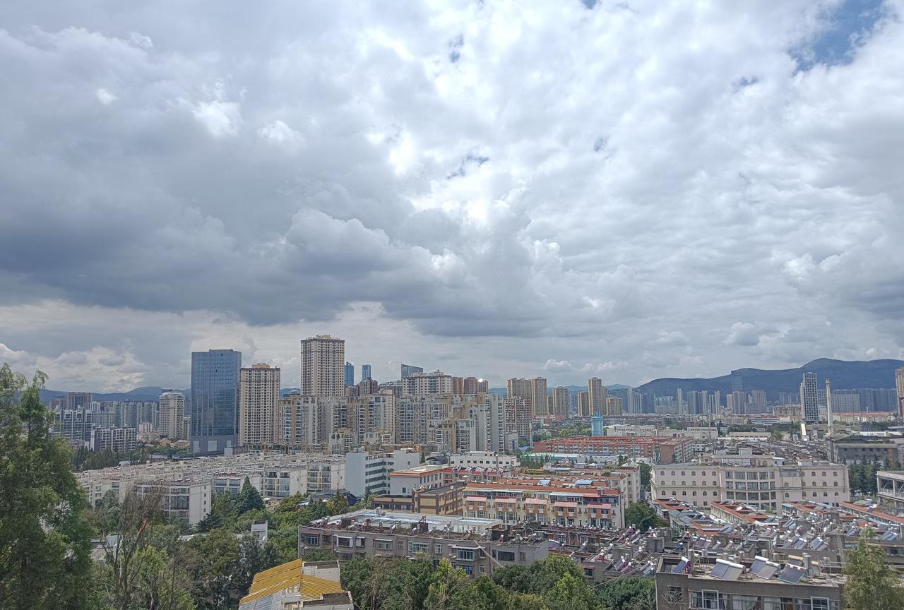 昆明的空气挺好，能见度清晰。住在西南林业大学，窗外的景色不错。这是上午10点左右