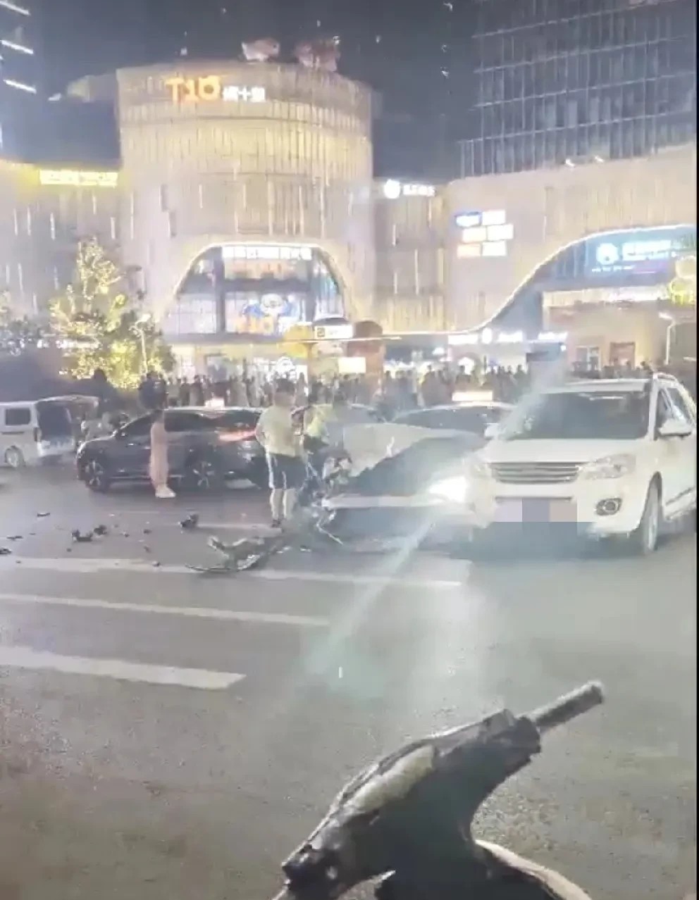 小米汽车，郑州桐柏路陇海路交叉口，探十里，凯旋门附近，高速行驶撞车。幸好女司机没