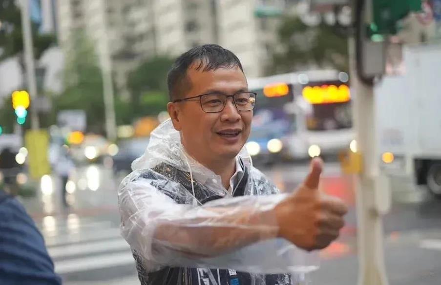 国民党团首席副书记长罗智强今天表示要对民进党团总召柯建铭提告，要求赔偿100万。