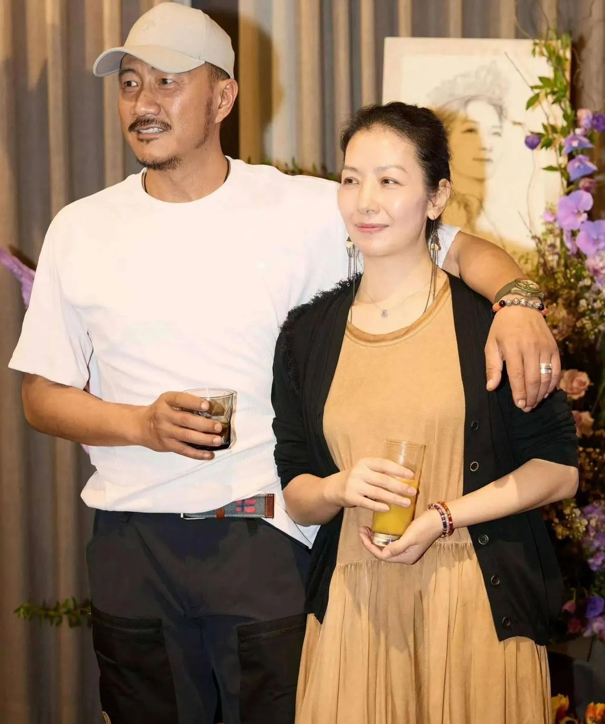 胡军妻子庆生 康康比妈高











我的天哪！不敢相信！胡军和妻子这