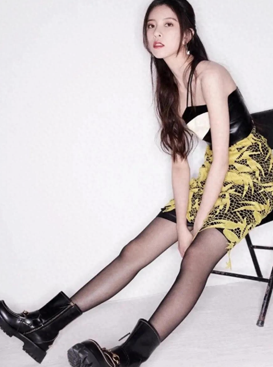 宋妍菲身穿抹胸皮上衣搭配黄色蕾丝裙，简直时尚潮流感爆棚
