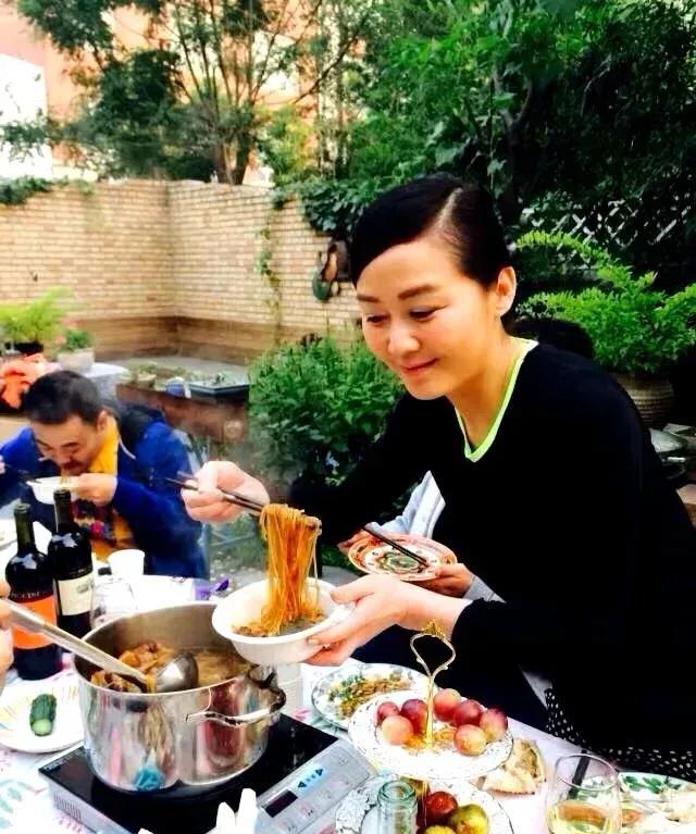 她定居美国这么多年了，都不回国了吗？不知道她是不是住在洛杉矶，如果是就有点倒霉了