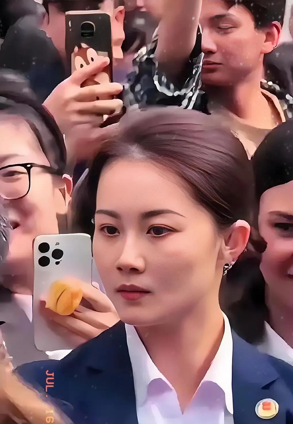严月霞
中国美女保镖的英姿，巾帼英雄不让须眉。