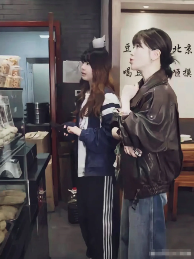 左小青带着女儿 在小吃店，女儿一身校服，个子与妈妈一样高了，左小青皮衣配牛仔裤，