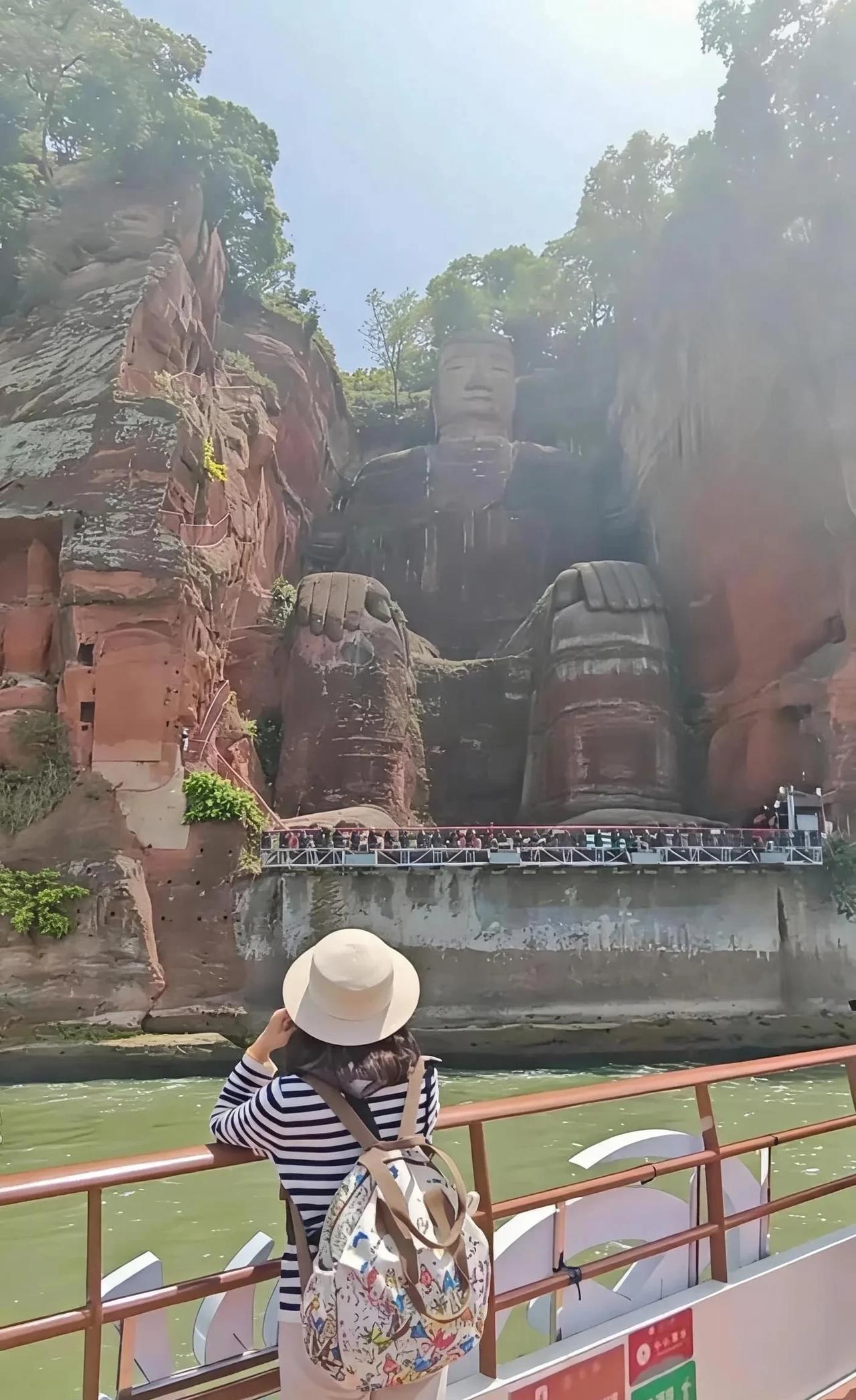退休10年，已旅行了10年。最近两年，爱上了独自旅行。
很多朋友说 一个人旅行不