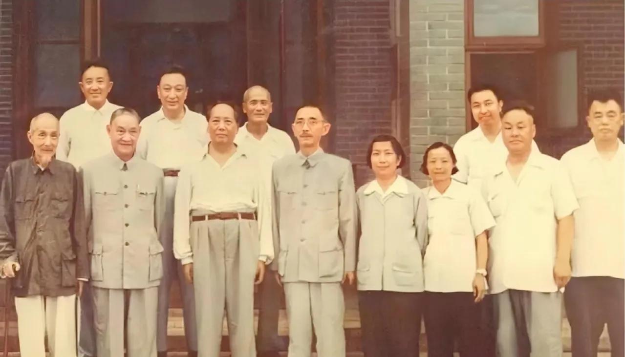 伟人与他的老乡们的一张合影，认得出伟人这些老乡名人吗？