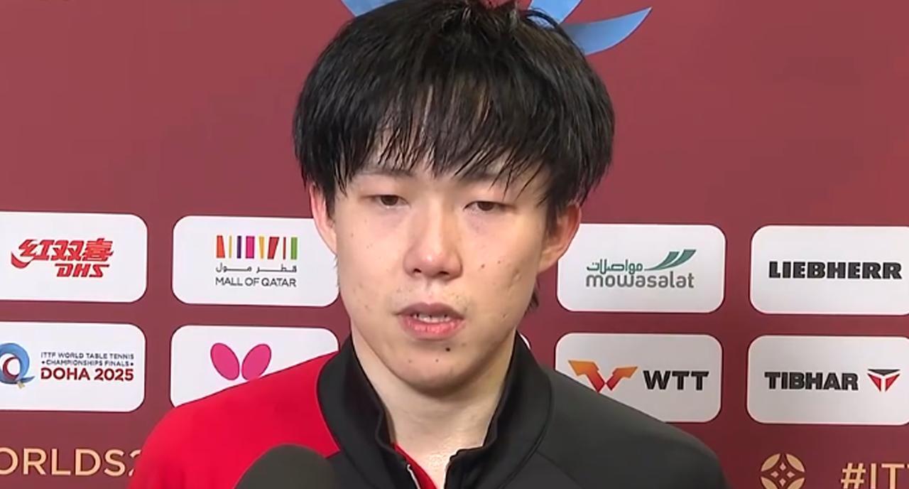 先丢两局后连扳四局，以4:2逆转法国选手西蒙·高茨，顺利晋级男单八强后，王楚钦接