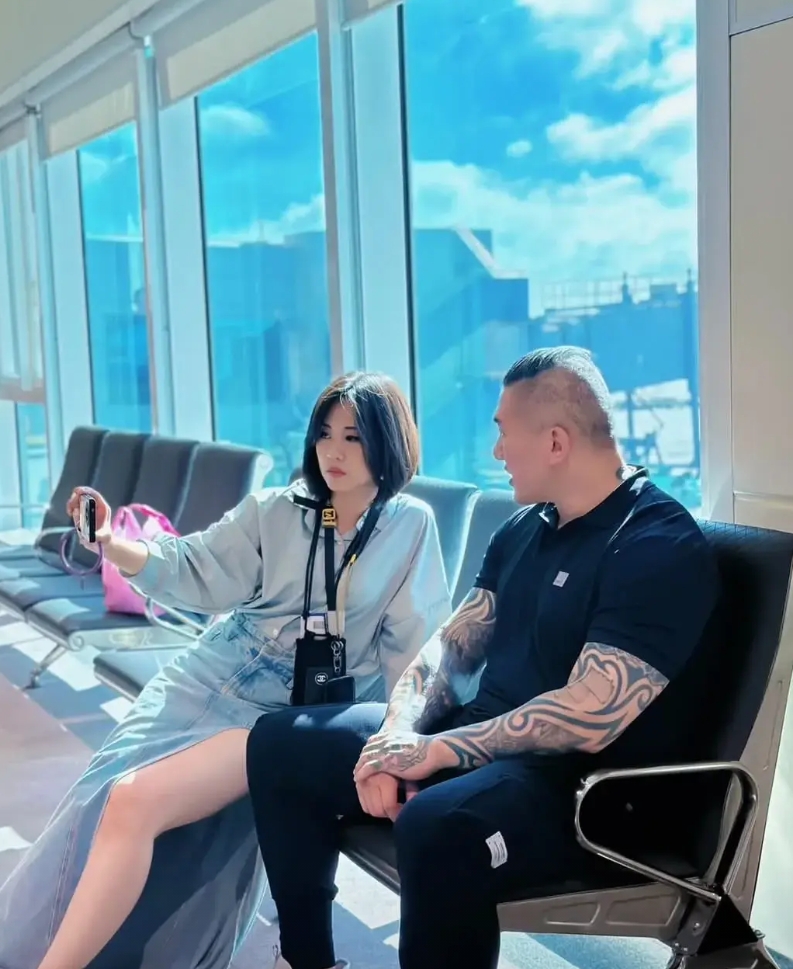 直播采访台湾网红馆长游大陆的中天何蕙榕主播
这两天，台湾省顶流网红馆长来大陆上海