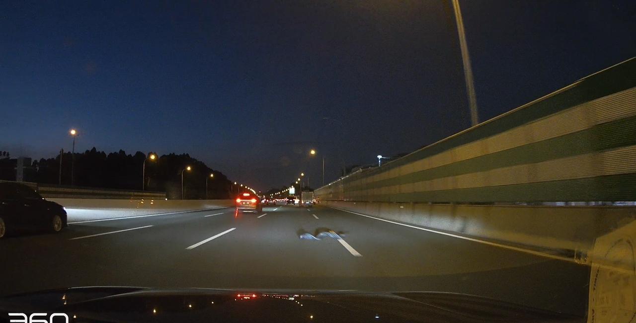 开开心心地开着我的型格兜风
无奈被小货车爆胎的胎皮击中前杠…
左右车道都是车，后