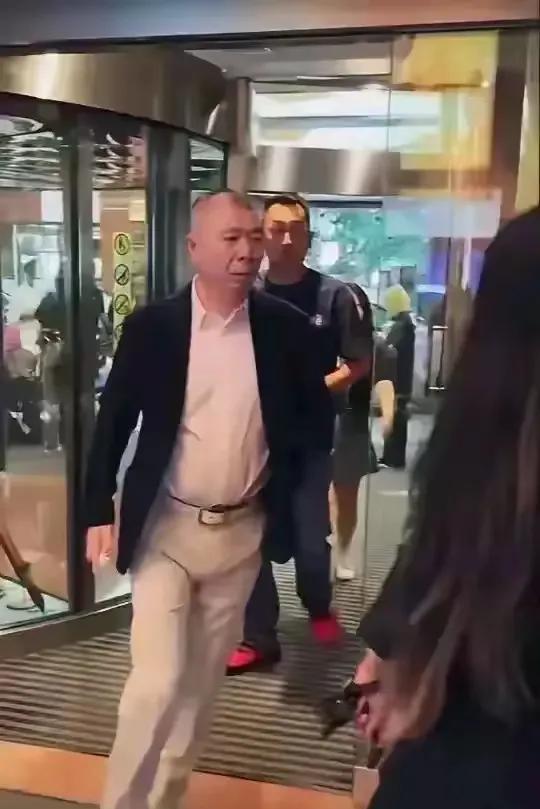 67岁了居然还能这么的帅！作为导演的冯小刚，也导过不少优秀的作品，被他捧红的明星