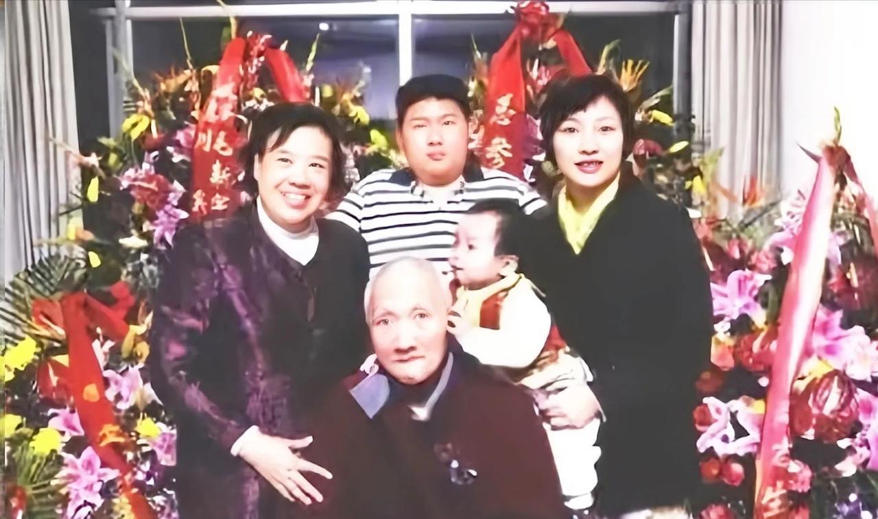 这是81岁的毛岸青和妻子韶华，以及孙辈们的合影，都看看，一家人其乐融融。
韶华是
