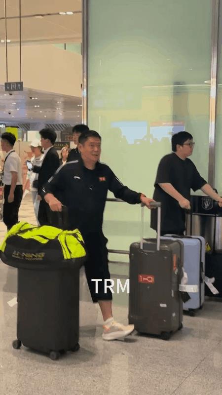 国乒大部队落地北京了！
齐刷刷的一支队伍，大包小包的回来了，在体总的其他运动员也