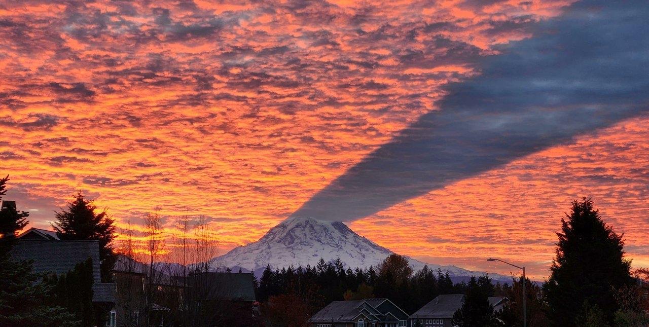 壮观自然景色：倒映在天空的阴影。美国西部华盛顿州的雷尼尔山，在清晨时分常有如此景