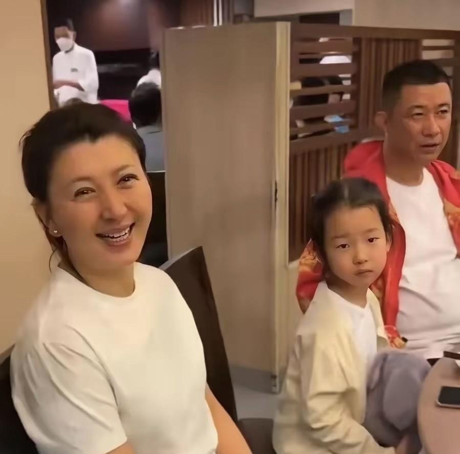 我发现了一个现象，照片里的这位女演员，没有打扮人花里胡哨，穿衣服很得体，不露胳膊