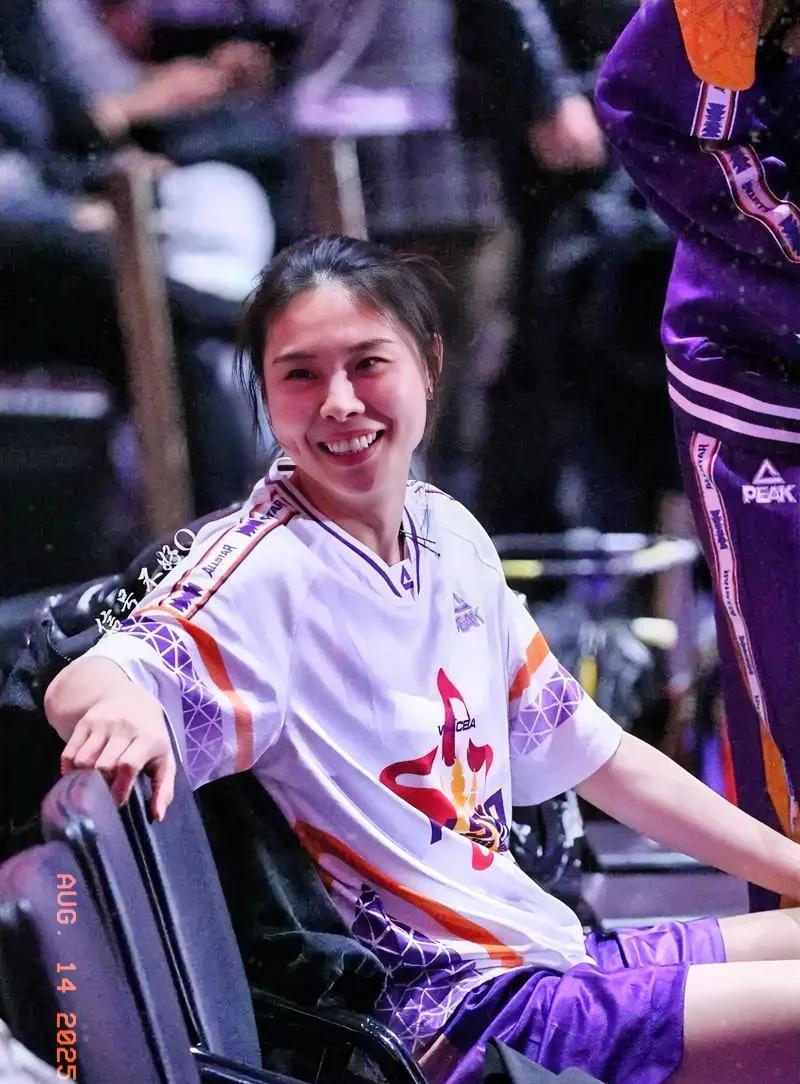 女篮球员王思雨这身球衣真漂亮，可是不知道是那家俱乐部的比赛用服。