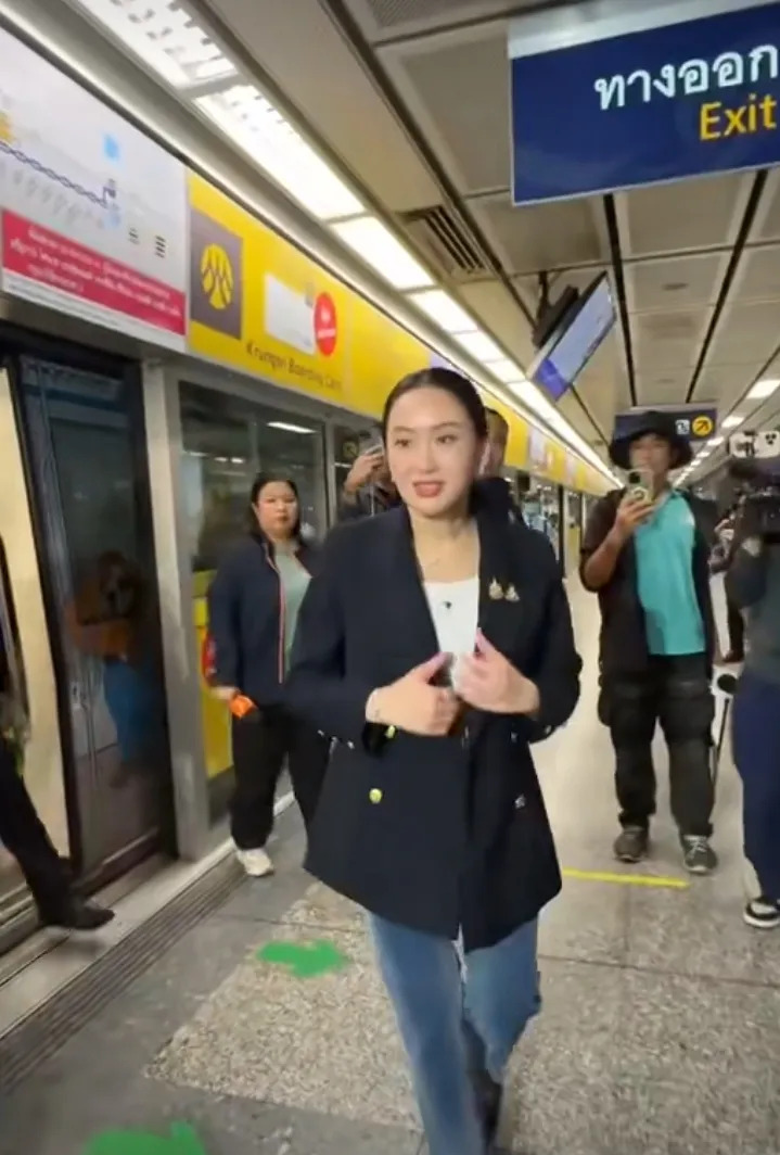 泰国总理视察交通和建筑











突发！泰国总理竟然出现在地铁里！他