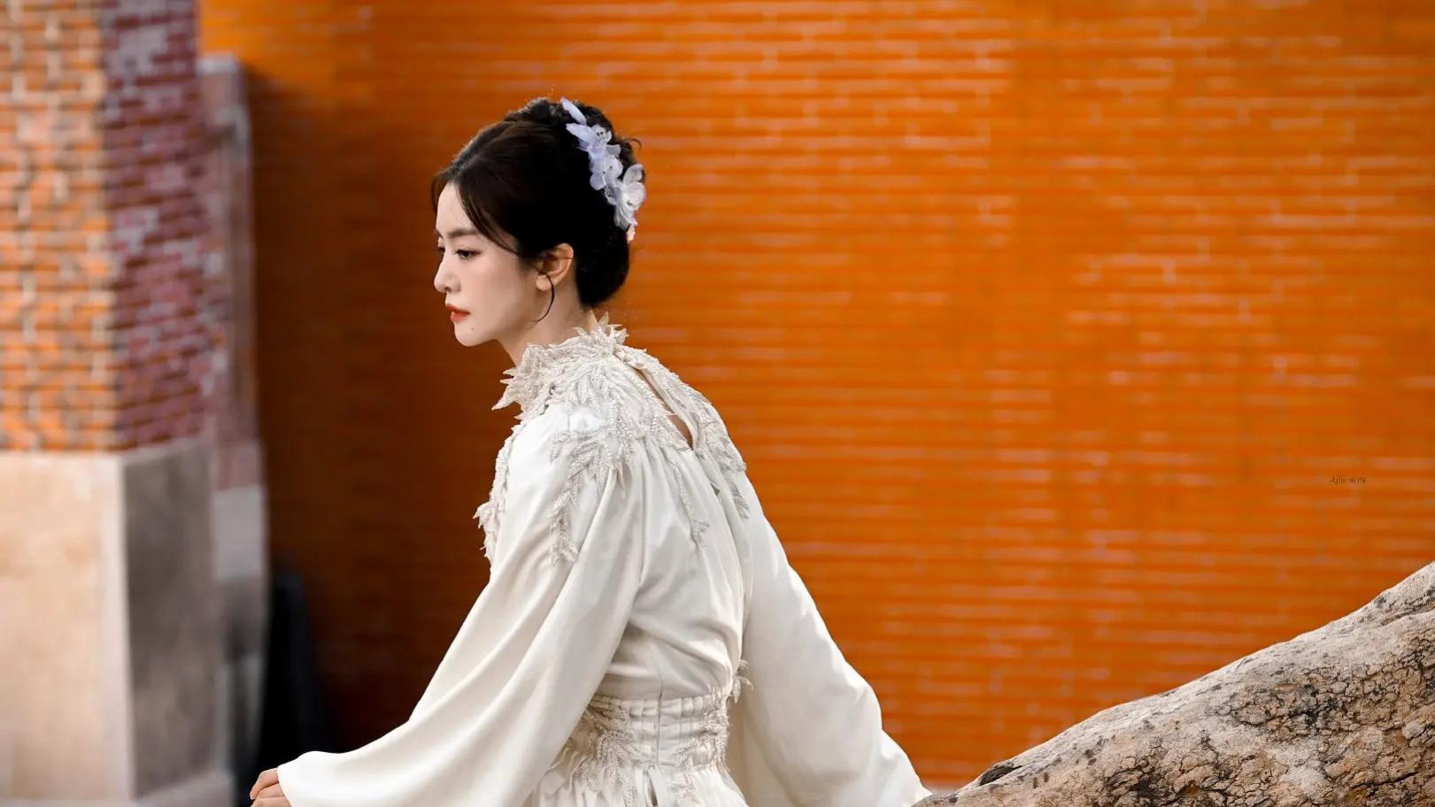 李晟泉州古巷簪花亮相，极简之美引全网热议