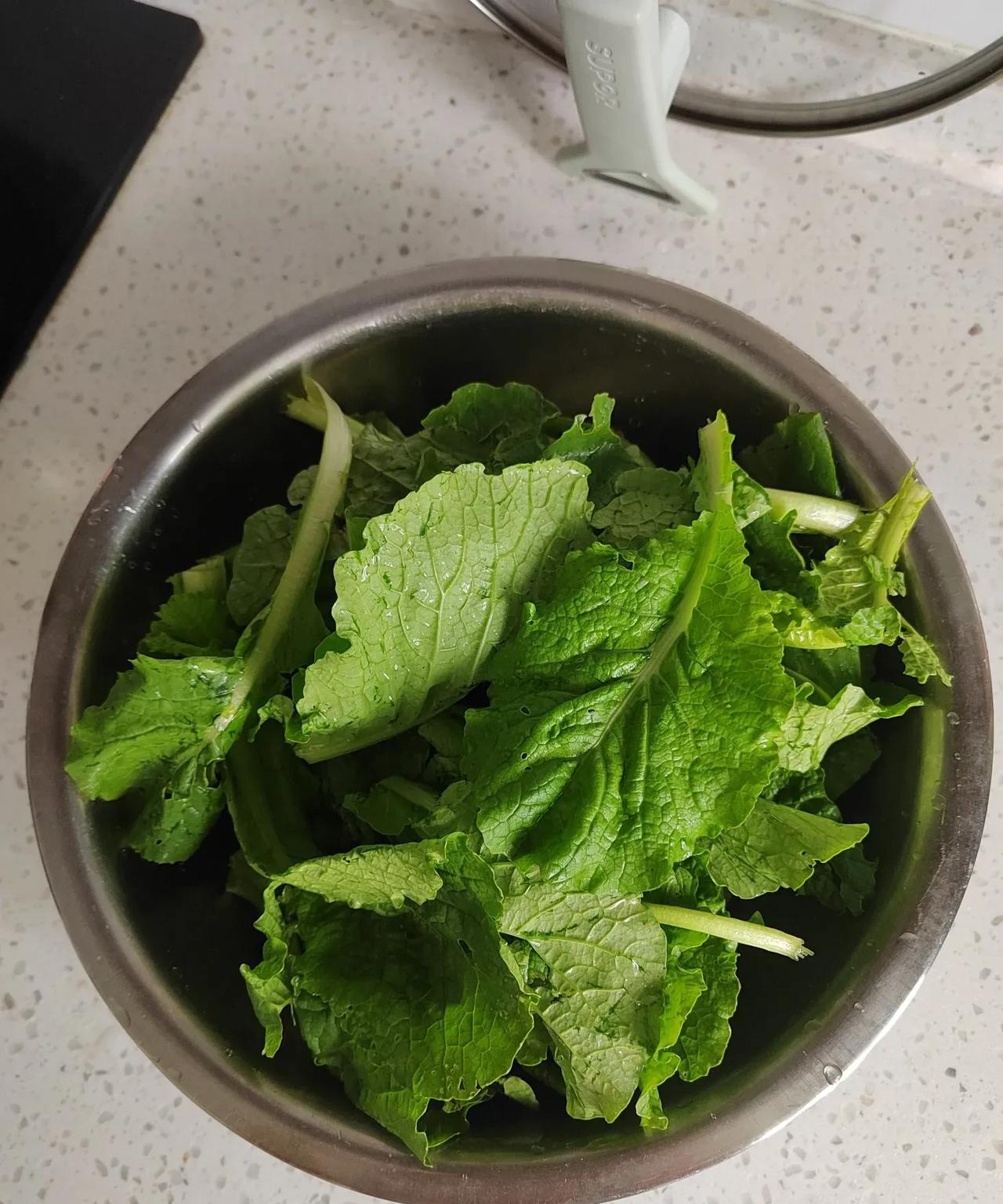 群众的眼光是亮的，一块钱一小堆的，农家院小白菜，遇到就赚到！
虽然这小菜，各个叶