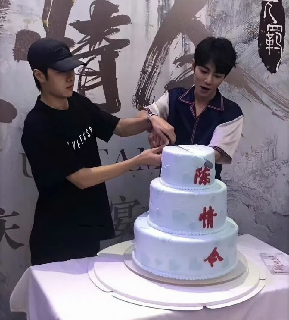 肖战比陈情令时期多了什么？
多了松弛感。以前真的有点拘谨，眼神都不怎么看镜头。