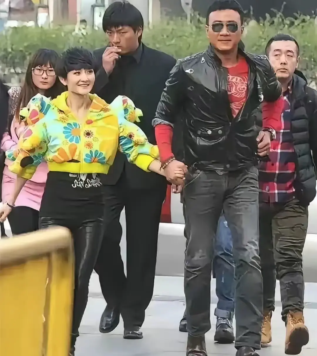 和谢娜牵手的这位帅哥是谁？