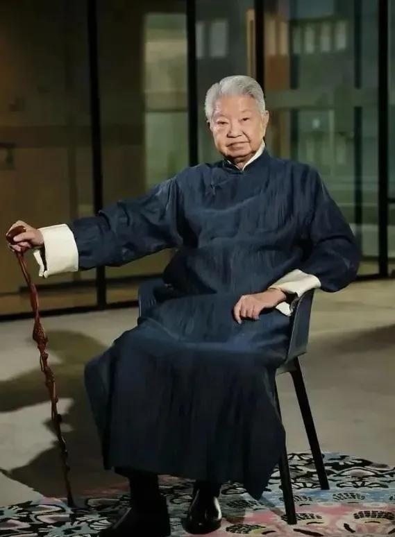 蔡澜走了
其实原本有些无感
毕竟香港四大才子
除了金庸
因为年少时看了他的武侠小