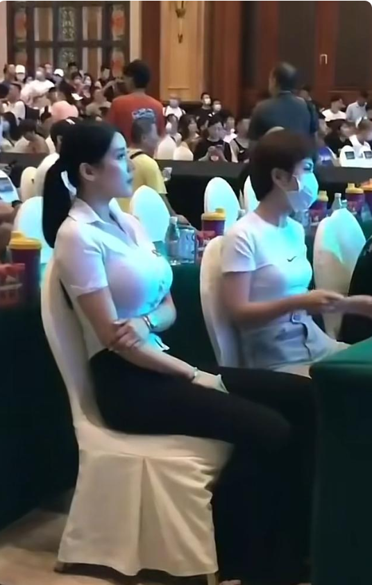 
这是让旁边大姐找啥呢？？？

