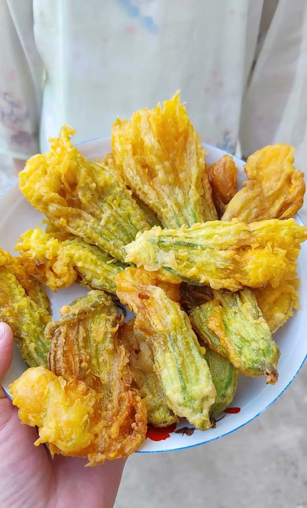 分享一个不被大家熟知的美食
炸南瓜花
口感外酥里嫩