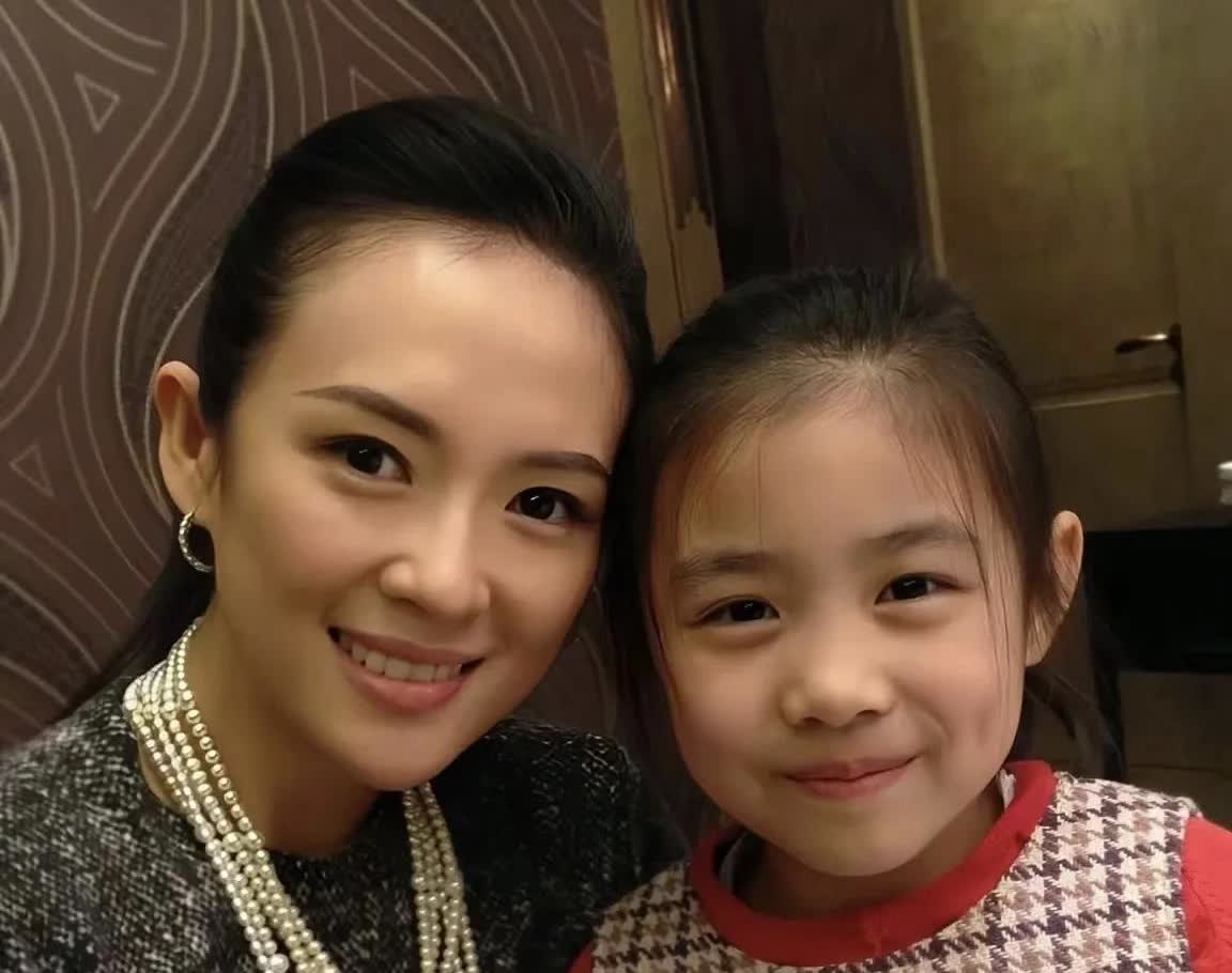 章子怡和汪峰合照的时候，汪峰大女儿也经常在边上，但是章子怡每次都是贴继女更近一点