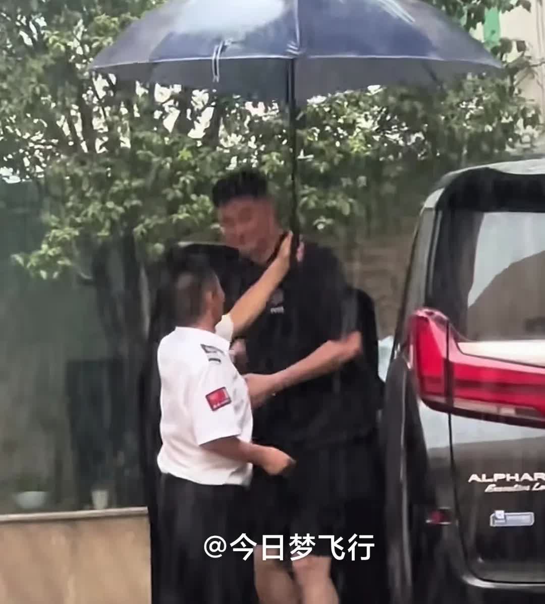 杜锋直接把车开进了俱乐部里面！

今天下午天空下着雨，杜锋没有像往常那样，驾