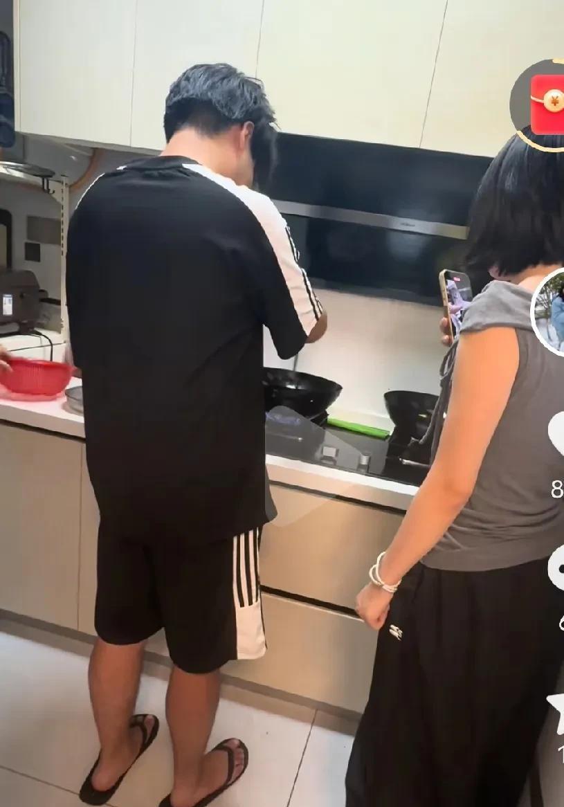 孙卓炸玉米花，手忙脚乱不知道该咋办，厨房内却是亲情弥漫。
第一次看孙卓下厨，本以