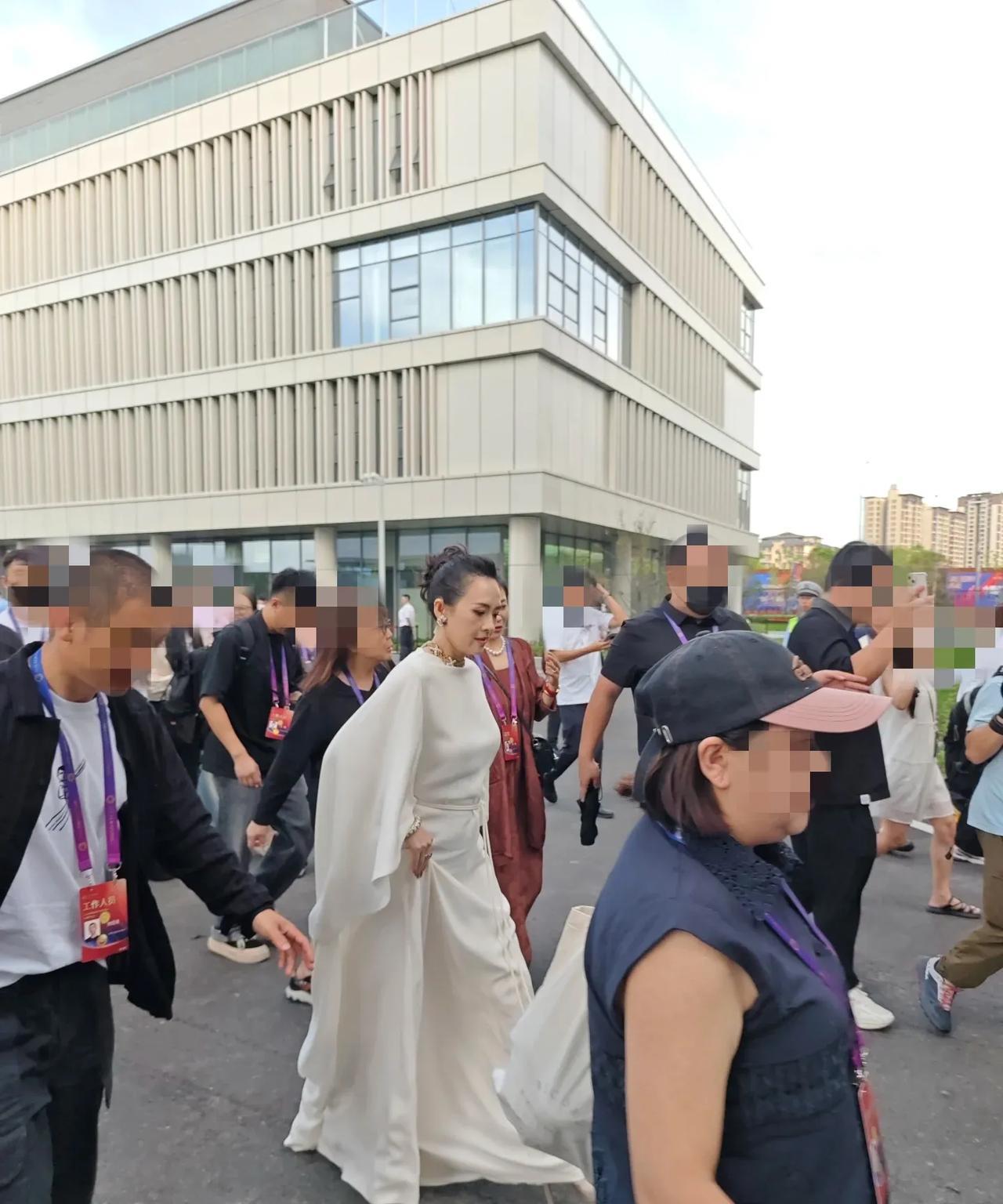 章子怡这阵势，一群工作人员围着她转，走路的步伐像大佬，不愧是C位女王。
在章子怡