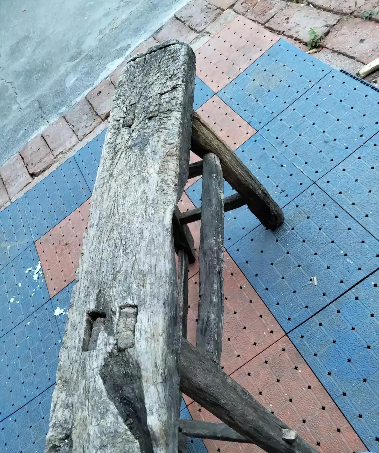 爷爷是木匠，会打各种漂亮的家具，小时候常常被他的手艺折服。可是我们家却连一件像样