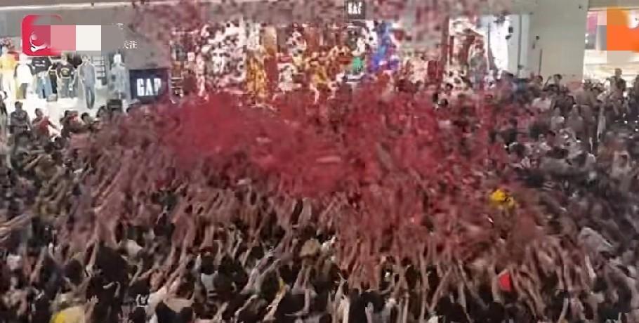 红包雨砸伤拥挤人群。海口三亚商场为拉人流量，而采取不理智方式导致多人受伤。商场这