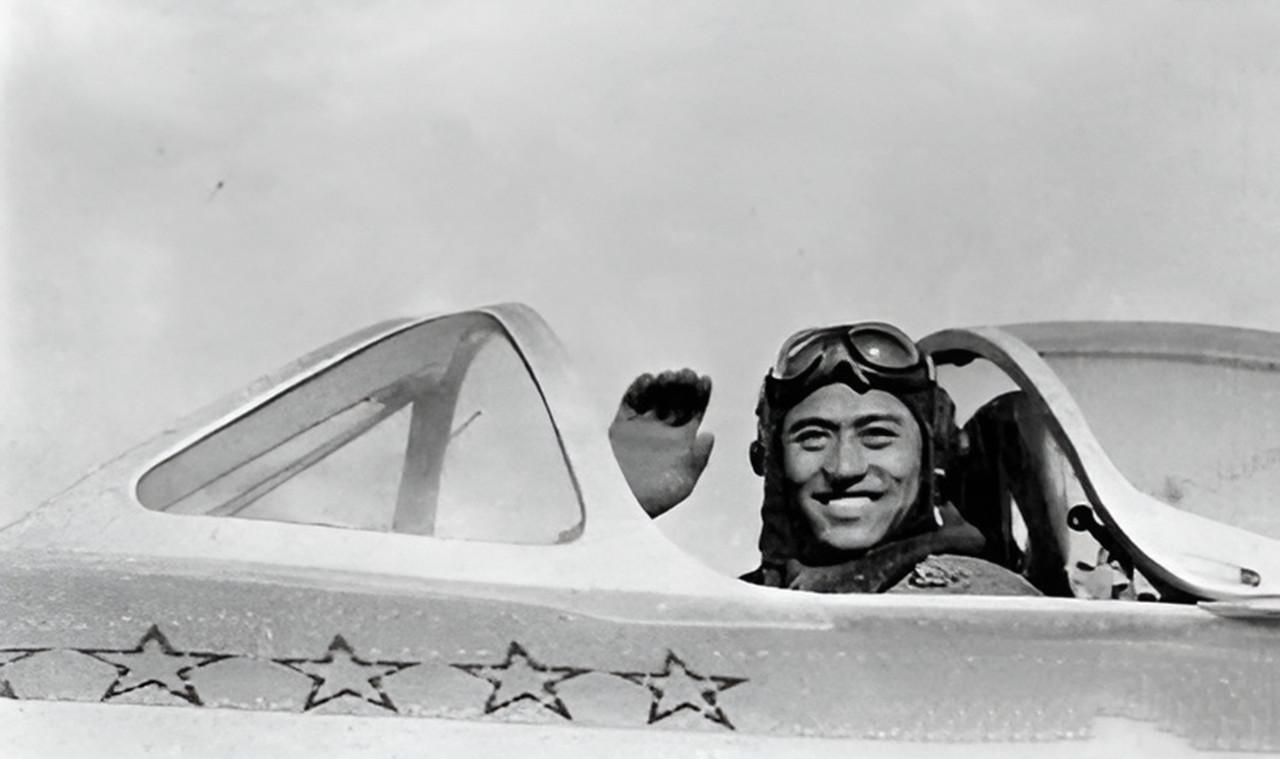 1956年6月22日，一架美制B—17侦察机正在万米高空执行任务，机上的国民党飞
