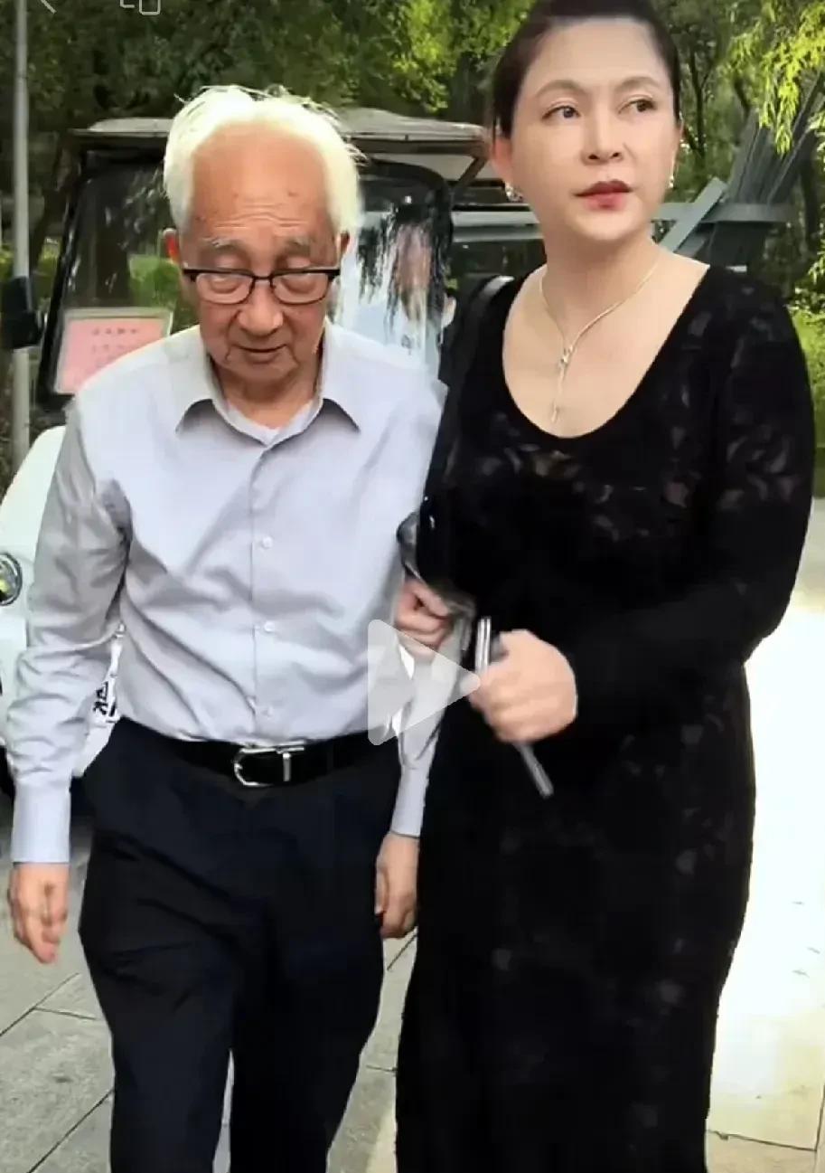 46岁与91岁，相差45岁的爱情，伟大吗？
必须伟大！
中央美院老院长靳尚谊：做