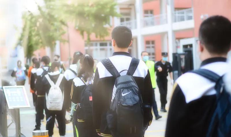 老师们其实都清楚教师的教学成绩有的时候要靠运气，尤其是高年级的成绩基本上要靠学生