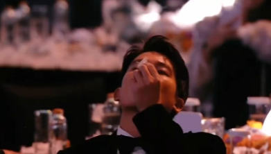 别人在红毯争奇斗艳，欧豪在红毯“遛鹅”。与道具的生动互动，恰恰是他不拘一格、自带