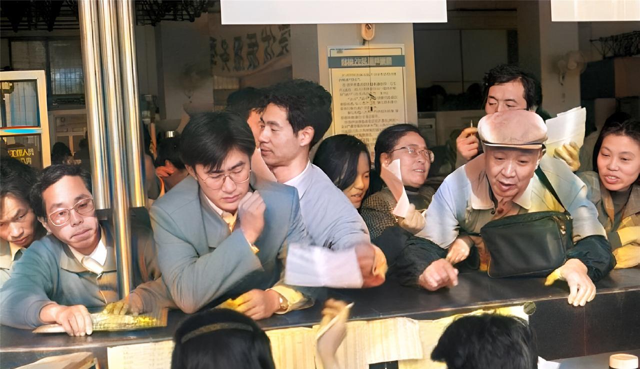 这是1994年12月9日，上海邮电大厅里挤满了人。有的人被挤得站不稳脚。他们急切