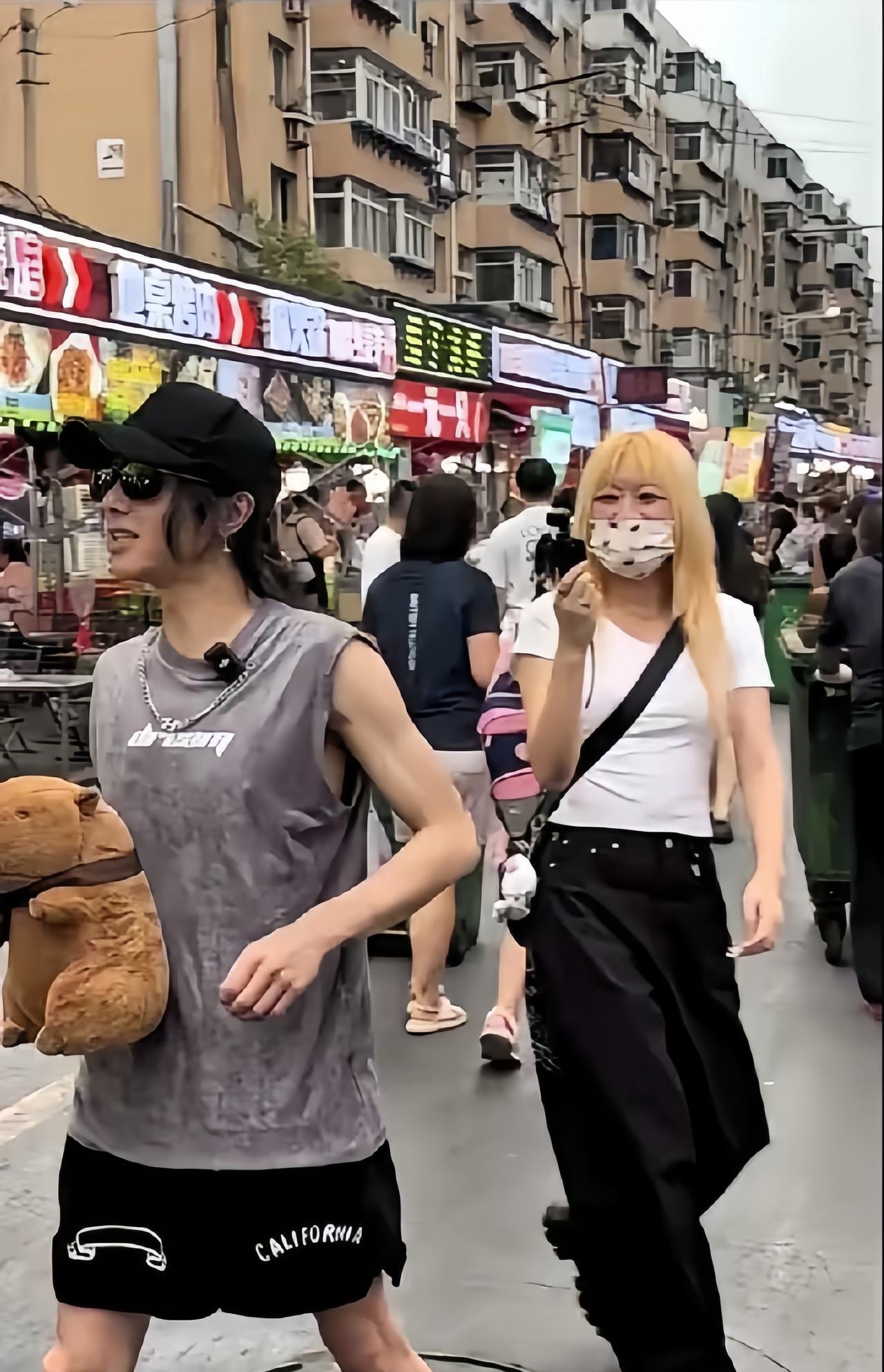 华晨宇现身沈阳，他戴着棒球帽和墨镜，又酷又帅。
华晨宇走在热闹的街头，很开心的样